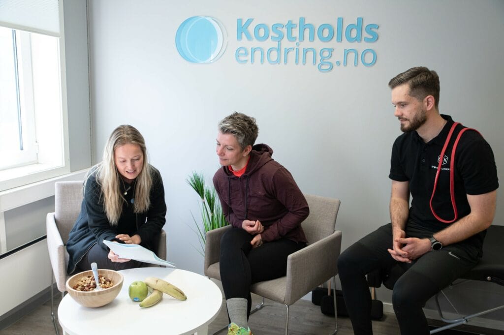 Kostholdsendring AS sin mest aktive kliniske ernæringsfysiolog Katrine Pettersen i dialog med klient som trenger hjelp med kostholdsveiledning i håndtering av mageplager og idrettsernæring. Til høyre i bilde er sammarbeidende fysioterapeut som får overlevering for tverrfaglig nytte.